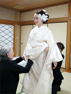 写真: 白無垢花嫁の着付け