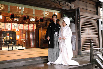 写真: 戸越八幡神社本殿と新郎新婦1