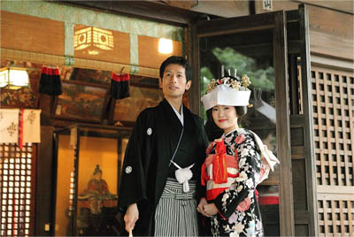 写真: 戸越八幡神社本殿と新郎新婦2