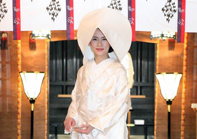 写真: 戸越八幡神社本殿と新婦
