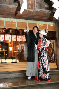 写真: 戸越八幡神社本殿と新郎新婦5